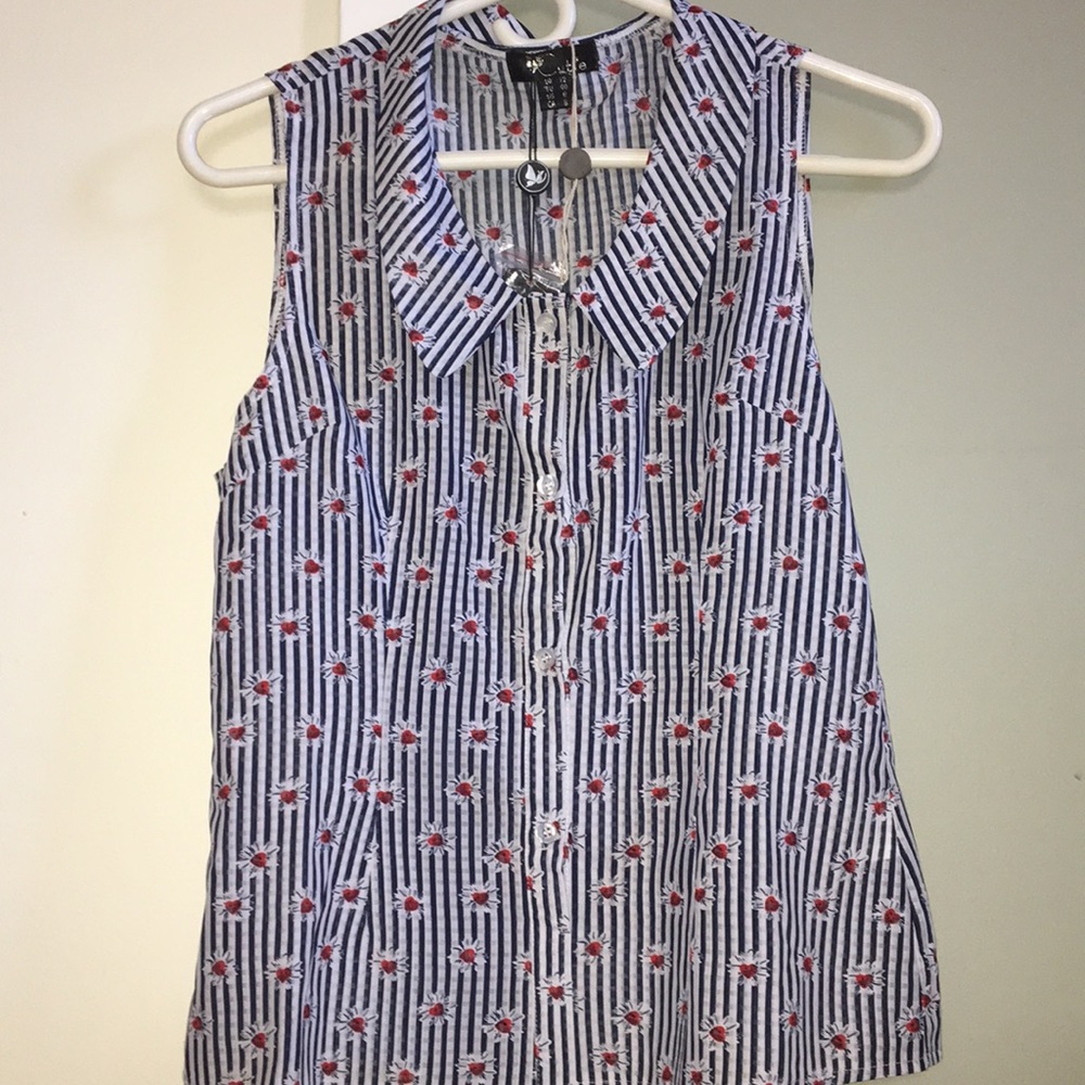 Adorable Sleeveless button down shirt